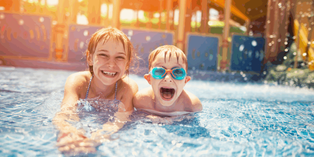 Bambini che giocano in una piscina di un parco acquatico